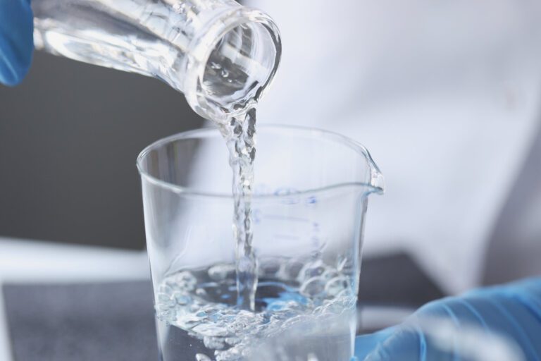Cómo mezclar líquido refrigerante con agua destilada correctamente 7 agua destilada