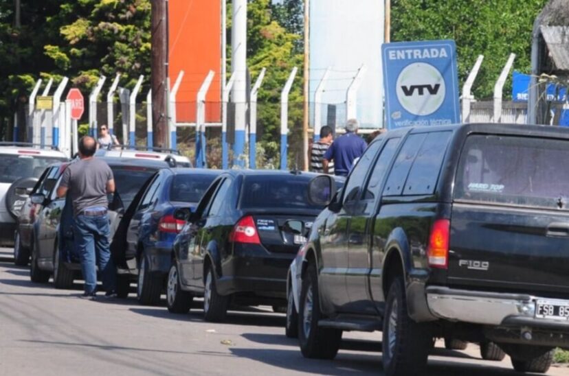 automovil en fila en estacion vtv