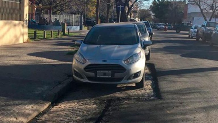 autos aparcados en una calle argentina