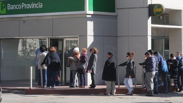cajero automatico en una calle argentina