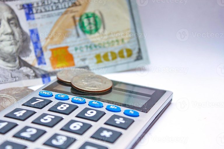Cómo calcular el dinero que recibirás por tus vacaciones 8 calculadora y dinero sobre una mesa 1