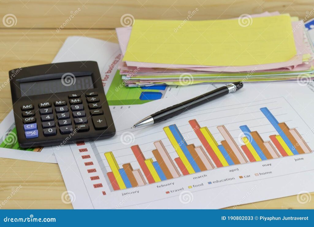 Cómo se elabora un modelo de liquidación final por despido sin causa 1 calculadora y documentos laborales sobre mesa