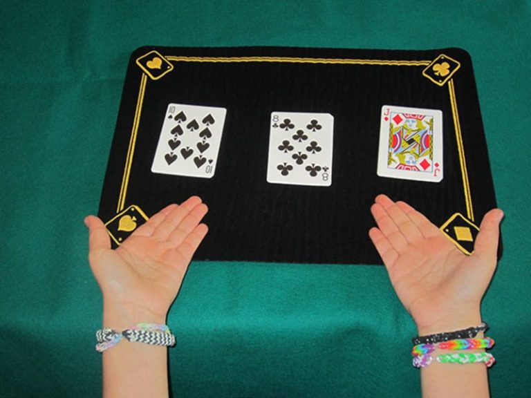 cartas de truco sobre una mesa 1