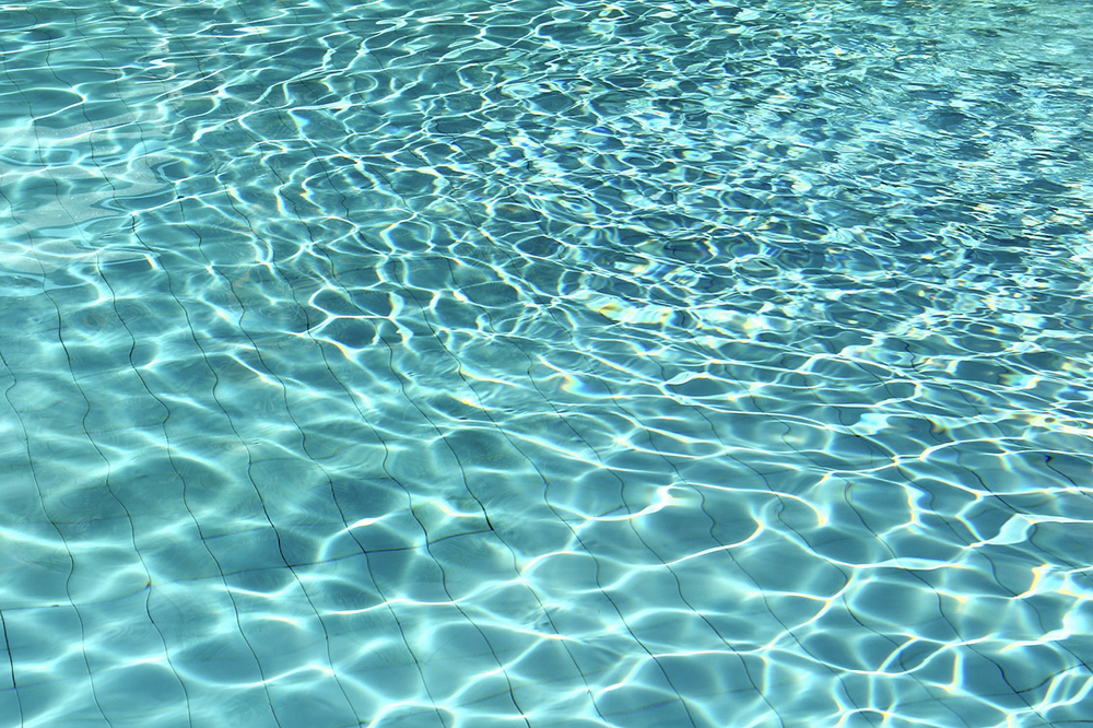 Cuánto cloro se necesita añadir por litro de agua en una piscina 1 cloro