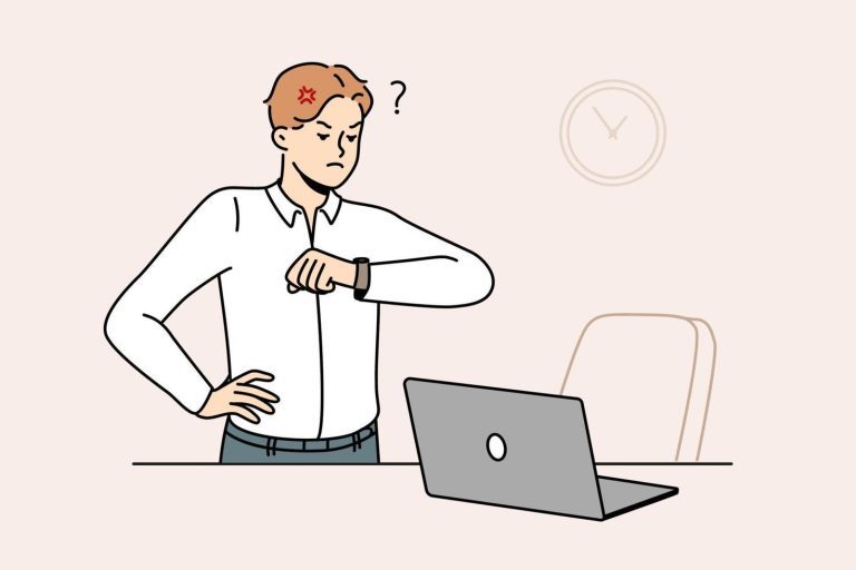 empleado mirando un reloj en oficina vacia