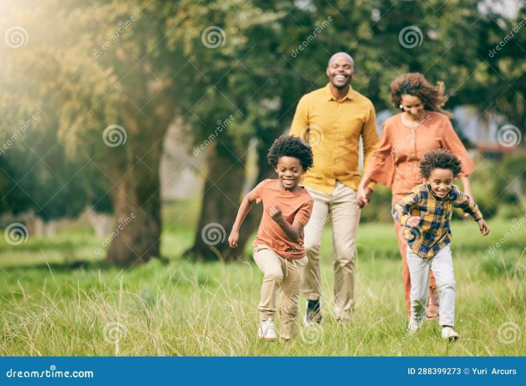 familia feliz con ninos jugando juntos