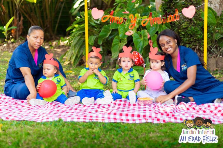 familia feliz en un jardin infantil