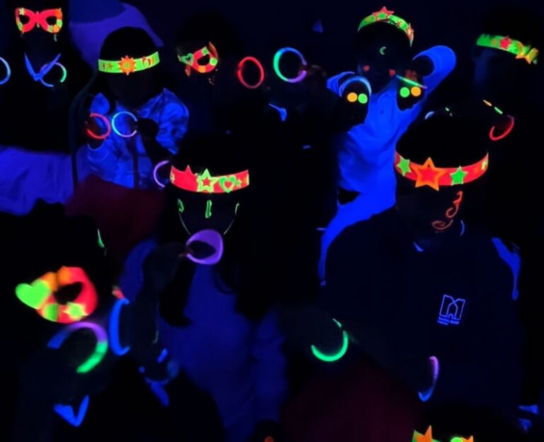 Cómo organizar una fiesta fluor infantil única y divertida 41 fiesta fluor