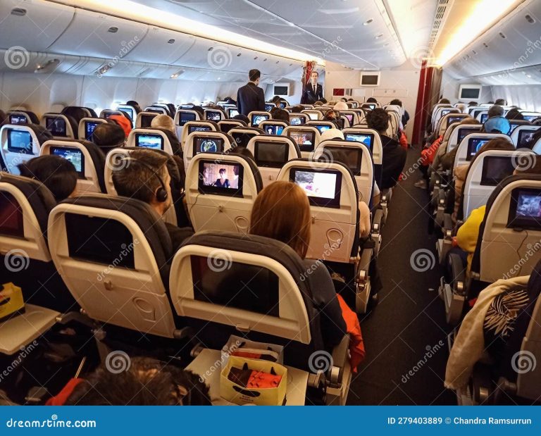 interior de un avion comercial con pasajeros