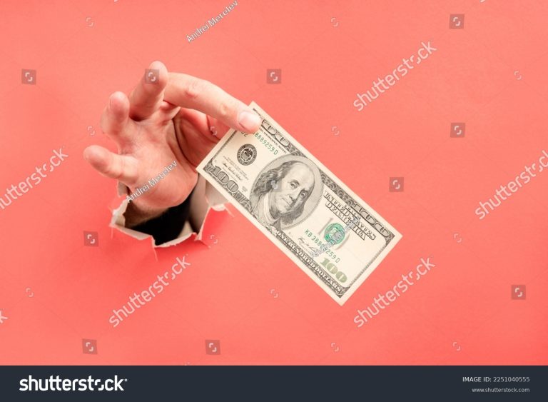 Me pueden embargar el sueldo sin notificación previa en Argentina 18 manos sujetando un billete roto