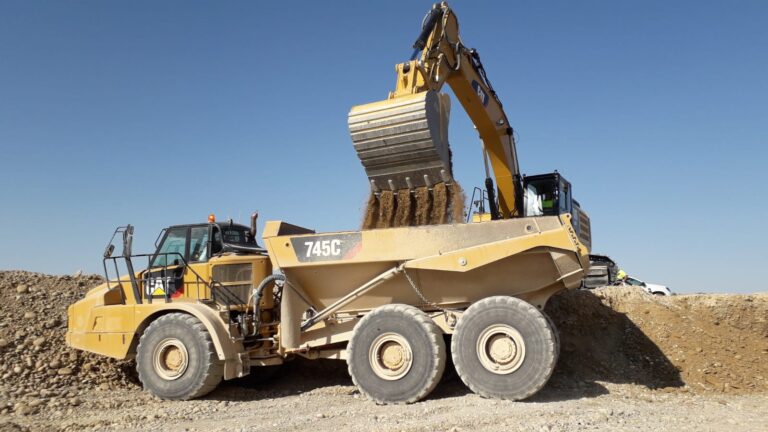 Qué servicios ofrece Equipos MC en la planta Las Torres 12 maquinaria 3