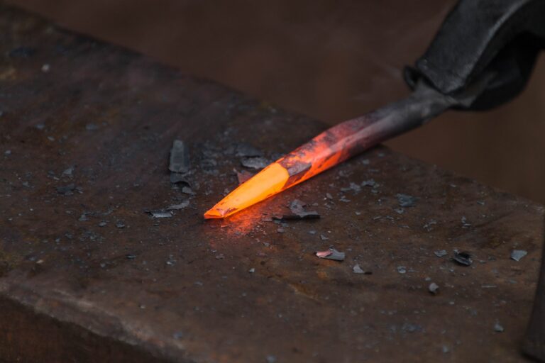 Cómo dar forma al metal con un martillo Guía básica de forja 19 metal caliente