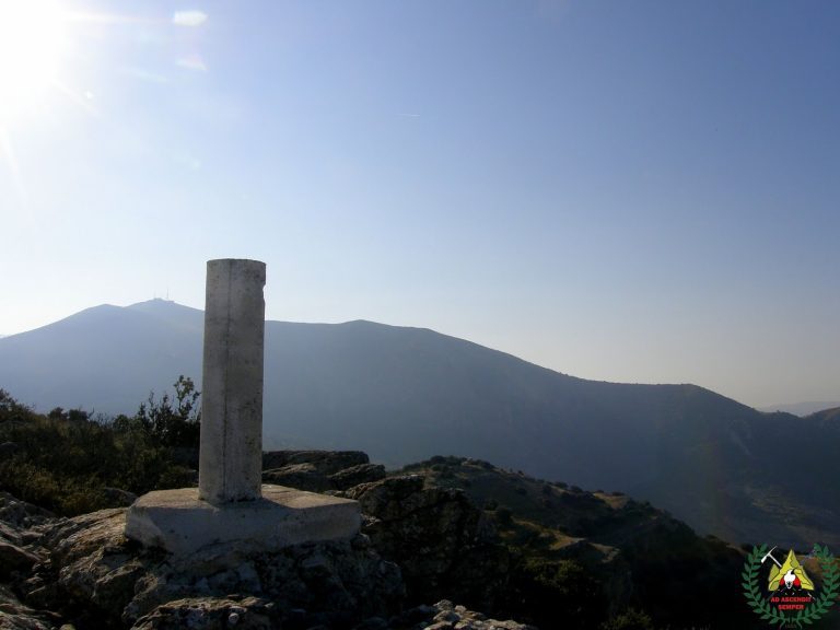 Qué son los mojones del Instituto Geográfico Militar y su función 9 mojon geodesico en paisaje natural