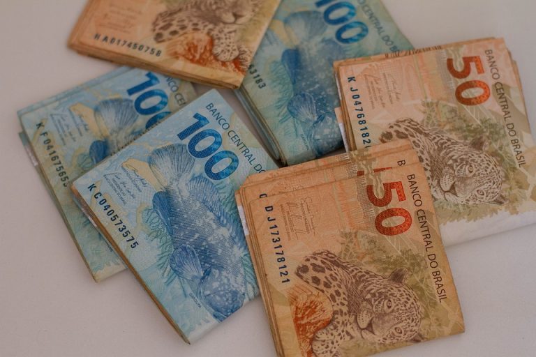 En qué banco puedo comprar reales en Argentina 9 moneda brasilena y bandeja de billetes
