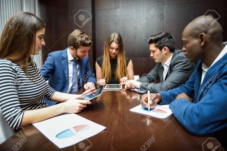 oficina con personas trabajando en equipo