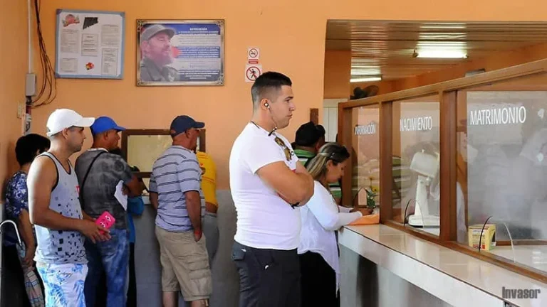 oficina de registro civil con gente esperando