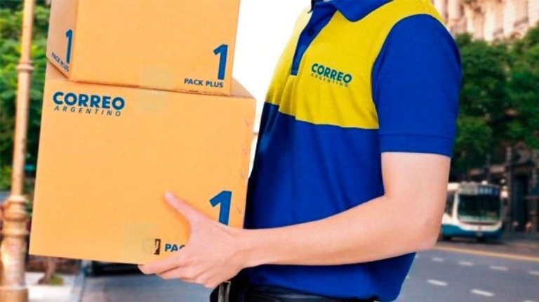 paquete de envio en una puerta argentina