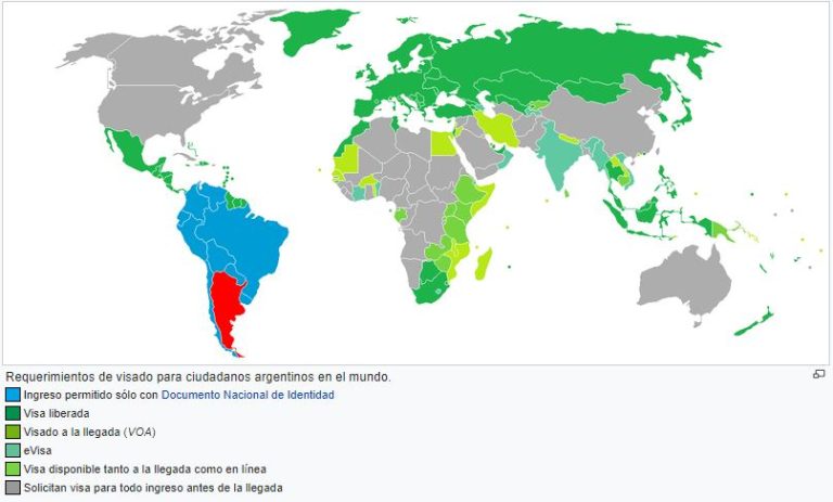 pasaporte argentino sobre un mapa de europa