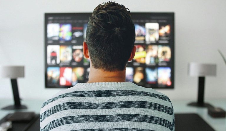 Es posible saber quién ve mis videos en YouTube 13 persona mirando videos en una pantalla