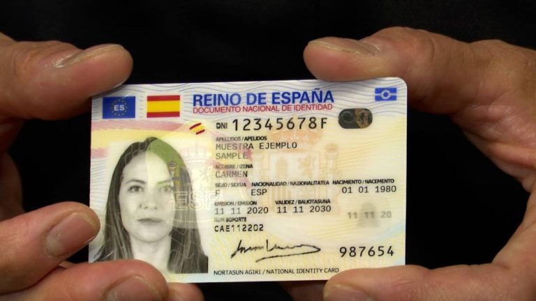 Cuánto es la multa por no renovar el DNI en Argentina 13 persona renovando su documento de identidad