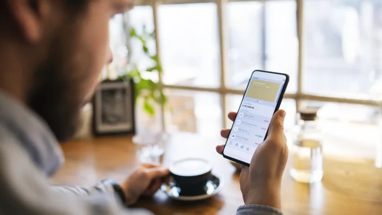 persona revisando su saldo en el movil