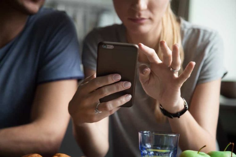 Cuándo cobro según mi CUIL y cómo verificar el pago 19 persona revisando su telefono movil