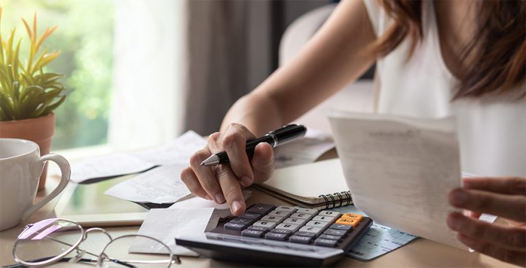 persona revisando sus finanzas personales