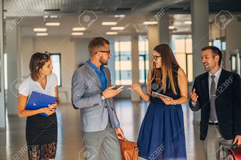 Cómo puedo averiguar cuánto cobra una persona en su trabajo 6 personas conversando en una oficina moderna