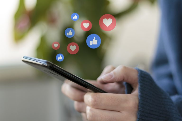 personas usando sus telefonos en redes sociales
