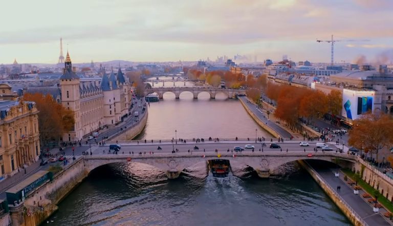 puente sobre un rio simbolizando solucion financiera
