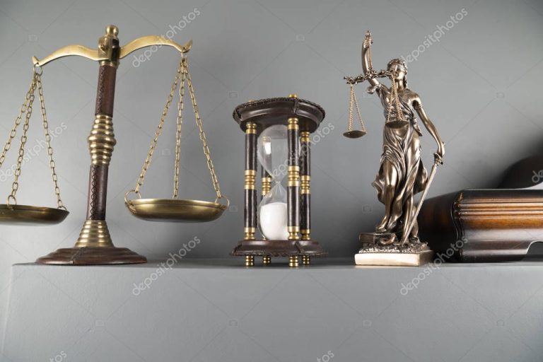 reloj de arena sobre fondo legal