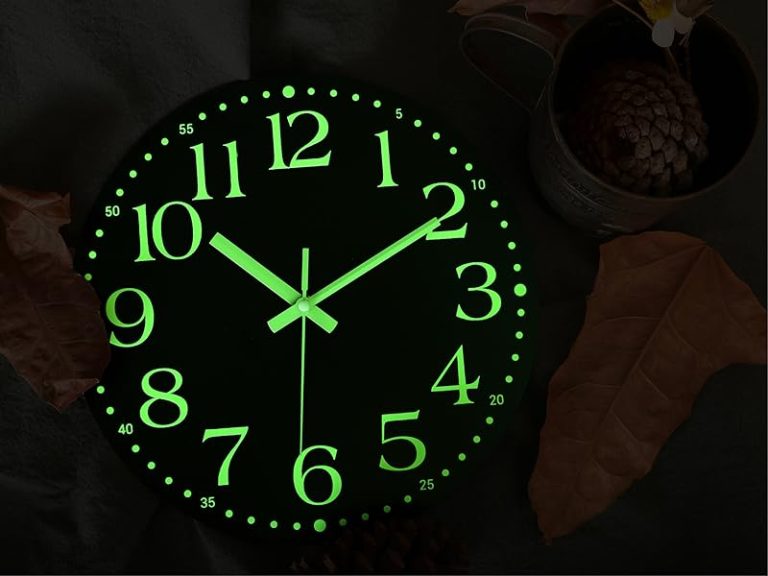 reloj en la oscuridad con luces suaves