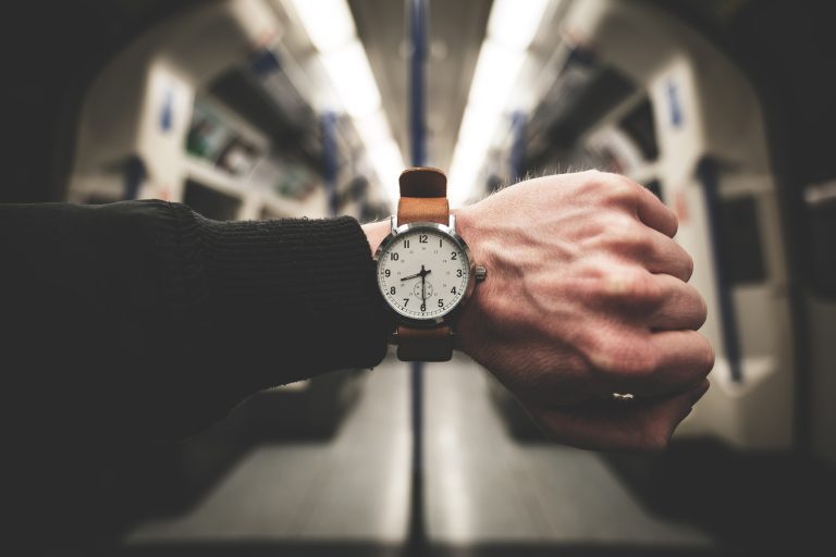 reloj marcando horas con fondo laboral