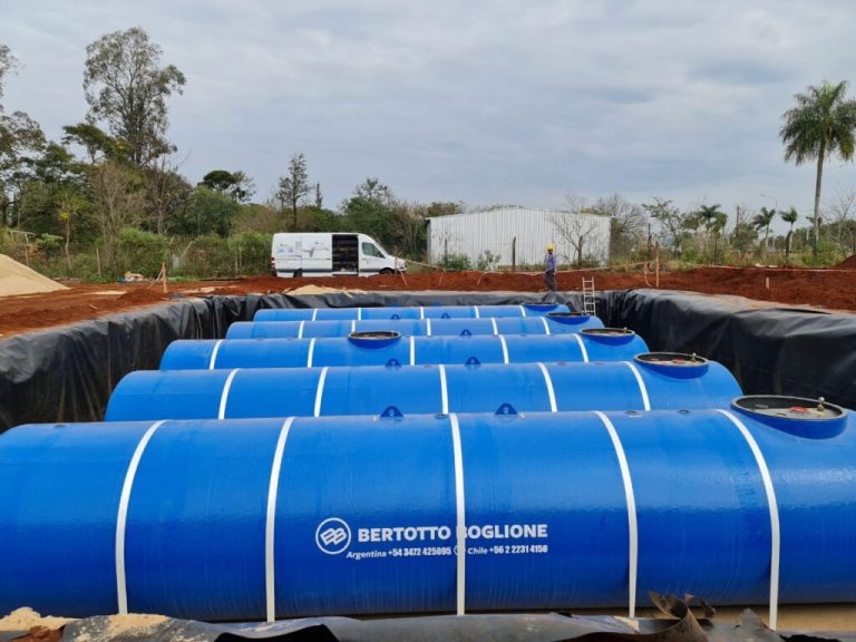 tanque de combustible en una estacion de servicio