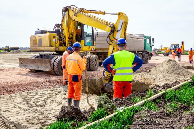 trabajadores de la construccion en accion