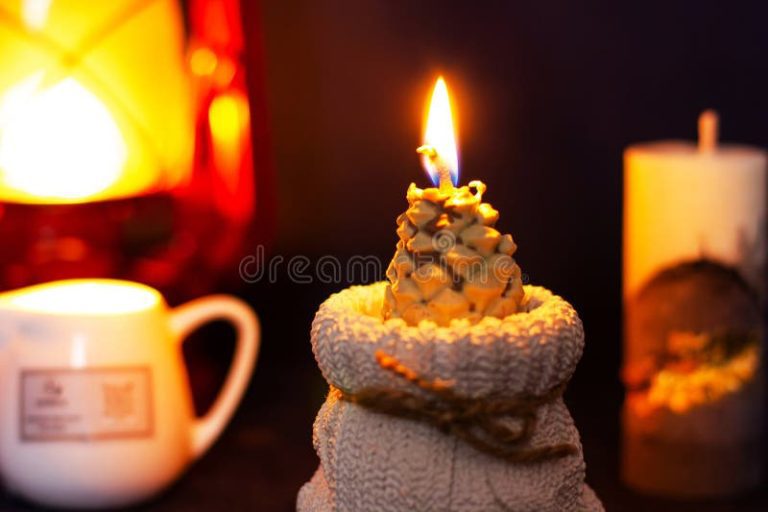 Cuál es el día y la hora ideales para encender velas 11 velas encendidas en un ambiente acogedor