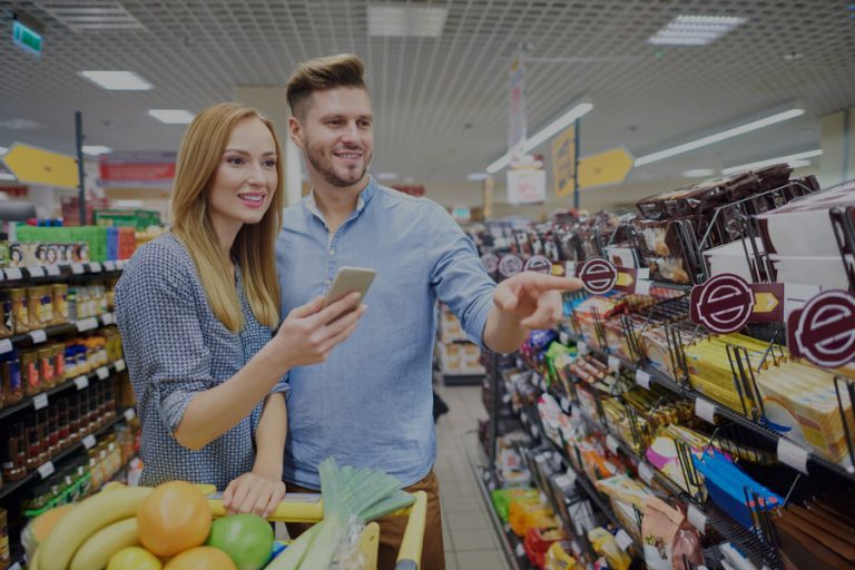 vendedor interactuando con clientes en tienda